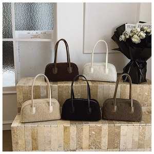 Détails de cinq couleurs de sacs à bandoulière en laine d'agneau au design minimaliste