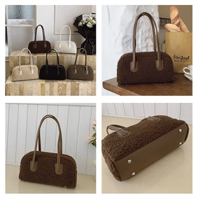 Vue détaillée du sac en peluche montrant les clous de protection et les finitions en cuir