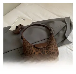 Dettaglio borsa hobo leopardata con tracolla in pelle marrone scuro e chiusura magnetica