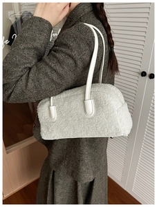 Mannequin portant un sac bandoulière blanc en peau de mouton avec des détails en cuir