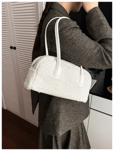 Détail du sac à main blanc en peluche montrant la texture douce et l'anse en cuir