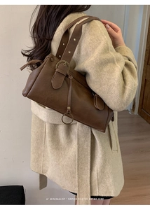 Détail du sac d'épaule Boston rétro marron foncé avec boucles et fermeture éclair