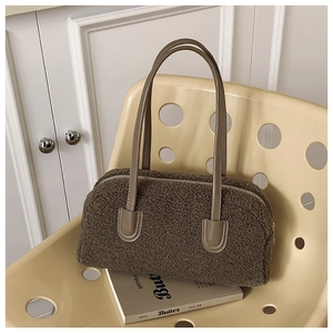 Détail du sac bowling en polaire marron avec anses en cuir lisse et fermeture éclair