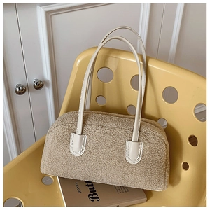 Détail de la texture moumoute beige et de l'anse en cuir lisse du sac à bandoulière
