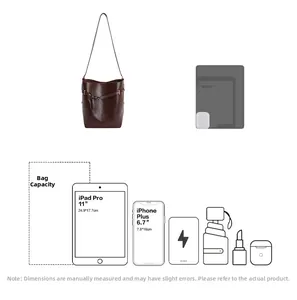 Vue détaillée du sac seau marron montrant sa capacité pour iPad Pro et objets du quotidien