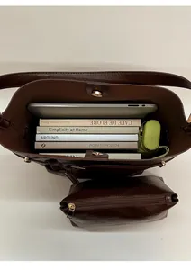 Grand sac cabas marron foncé avec pochette assortie offrant un large espace pour ordinateur