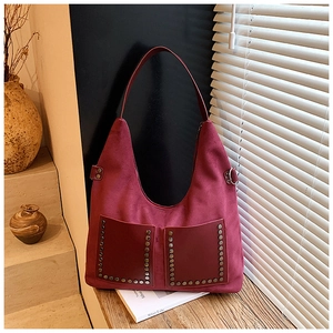 Detailansicht der weinroten Retro-Einkaufstasche aus Wildlederimitat mit Nieten und Taschen