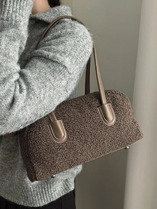 Sac à main minimaliste en peau lainée marron foncé avec bandoulière en cuir souple