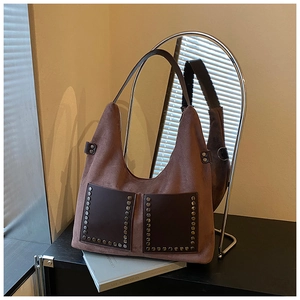 Details der braunen Hobo-Tasche aus Wildleder mit Lederfächern und Metallnieten-Design