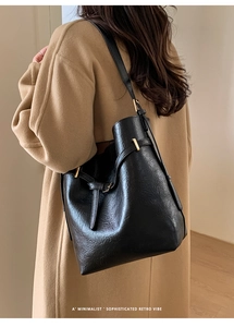 Vue détaillée du grand sac seau rétro noir avec ferrures dorées et texture cuir