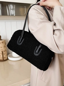 Sac bowling minimaliste en laine d'agneau noire avec de longues bandoulières en cuir chic