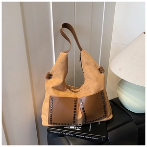 Nahaufnahme der Vintage Wildleder-Tasche mit braunen Ledertaschen und Metallnieten-Details