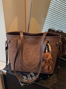 Women's Large Capacity PU Leather Tote Bag Retro Embossed Puppy Heart Pattern Fashion Shoulder Bag With Plush Bear Pendant
