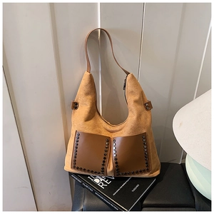 Detail der kamelfarbenen Wildleder-Hobo-Tasche mit braunen Ledertaschen und Nieten