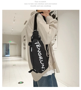 Detail der Umhängetasche mit weißem Logo-Aufdruck, seitlicher Netztasche und Nylon