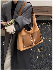 Detailansicht der Retro-Nietentasche aus Wildleder mit braunen Ledertaschen