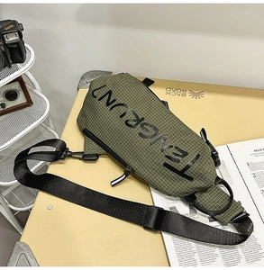 Detail der armeegrünen karierten Umhängetasche mit schwarzem LENGROUND-Schriftzug