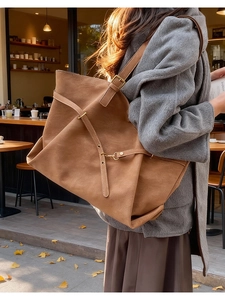 Détail du grand sac cabas en daim caramel avec lanières à boucles métalliques vintage