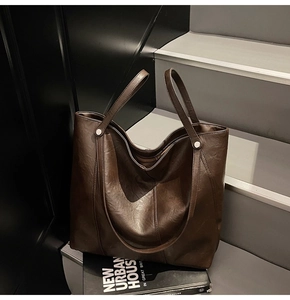 Primo piano della borsa tote in pelle testa di moro con rivetti argento e design a trapezio