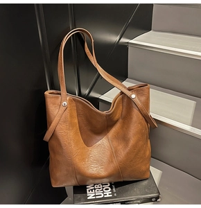 Vista dettagliata della borsa tote marrone grande con trama in pelle retrò sulle scale