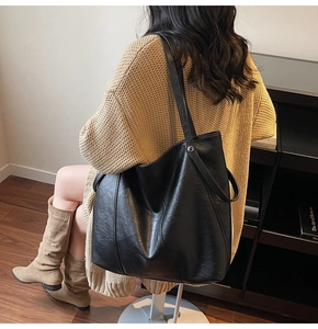 Dettaglio della borsa tote nera in pelle PU con trama opaca e design di grande capacità