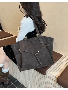 Détail du grand sac cabas vintage en cuir montrant la boucle bronze et le cordon de serrage