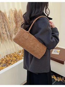 Sac à bandoulière rectangulaire marron en faux daim avec décor d'automne rétro