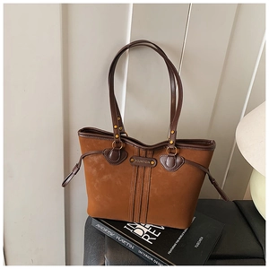 Vue détaillée du sac cabas vintage marron mat avec garniture en cuir et rivets dorés