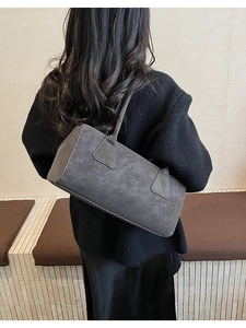 Vue détaillée du grand sac porté épaule gris foncé en simili daim avec texture mate élégante