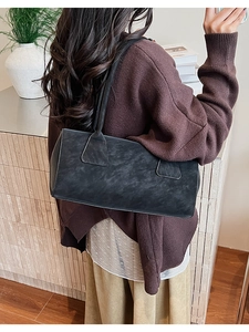 Sac sous le bras noir vintage chic avec bretelles minimalistes dans un décor d'automne