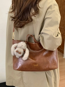 Retro brown large-capacity tote bag for women with plush rabbit charm and vintage wax finish