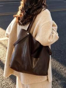 Borsa tote in pelle marrone scuro da donna con design minimalista e grande capienza