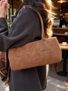 Sac sous le bras en similicuir marron pour femme dans un décor de café automnal