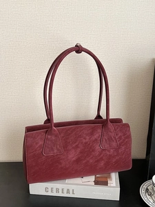 Sac sous le bras bordeaux rétro en similicuir vintage avec longues anses et fermoir métal