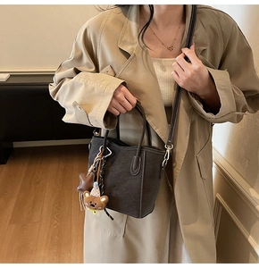 Sac seau en cuir dépoli taupe foncé avec surpiqûres blanches et charm ours