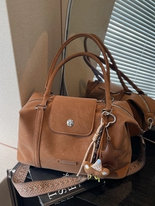 Vintage Frosted PU Leather Large Capacity Tote Bag For Women Retro Boston Shoulder Bag With Geometric Wide Strap And Pendant