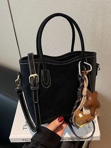 Sac Seau en Cuir PU Mat Vintage pour Femmes Surpiqûres Contrastées Sac Bandoulière Avec Breloque Ours Teddy Étoile