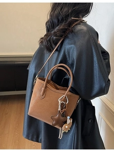Sac seau marron mat élégant avec pendentif étoile et breloque ours sur mannequin