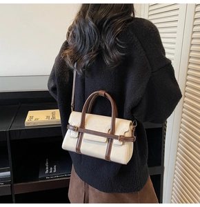 Vista dettagliata della borsa a tracolla crema e marrone con outfit autunnale