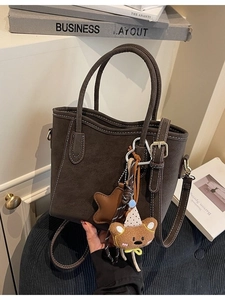 Sac seau chic en cuir givré marron foncé avec pendentif ours et surpiqûres blanches