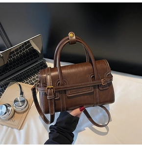Dettaglio borsa a scatola marrone vintage con cuciture a contrasto e fibbia retrò
