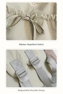 Detail des wasserfesten Nylonstoffs mit Wassertropfen und verstellbarer Schultergurt-Schnalle
