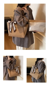 Détail du grand sac cabas marron en cuir grainé avec foulard et pochette interne