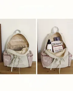 Detailansicht der Fächer und Taschen des Canvas-Rucksacks mit hohem Fassungsvermögen