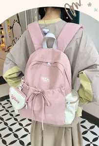 Detailansicht des rosa-beigen Rucksacks im Korea-Stil mit Schleife und Herzanhänger