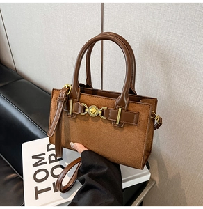 Detail of brown leopard print crossbody bag featuring a golden heart-shaped buckle