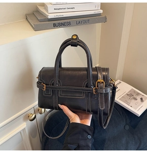 Dettaglio borsa a mano vintage in pelle testa di moro con cuciture a contrasto e oro metallo