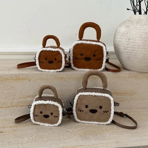 Détail de sacs à main ours en peluche marron et taupe en daim avec bordure sherpa