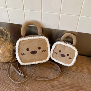 Détails du sac à main en peluche en forme de toast avec bords en polaire et broderie