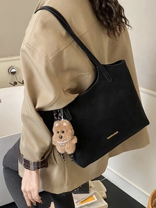 Grand sac cabas noir minimaliste avec lettrage doré et charmant ours en peluche marron